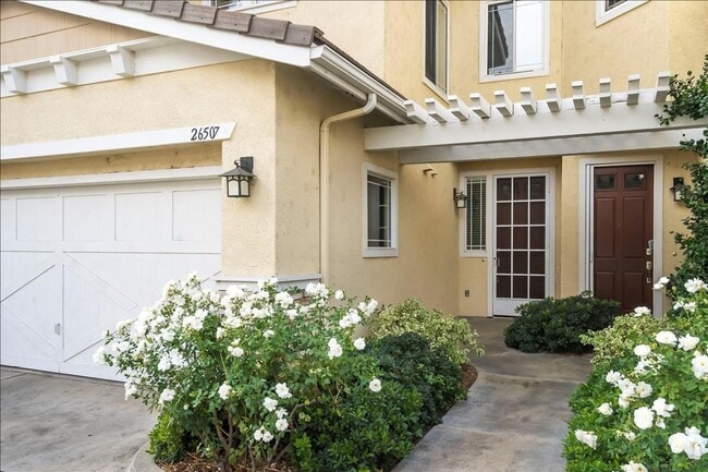 Building Photo - SHARP! 2 Master Suites Townhome in the hea...