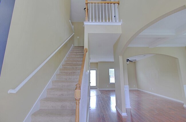 Building Photo - 935 Mustang Ln NE