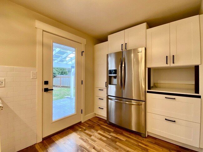 Building Photo - Practical Renton rambler with large yard