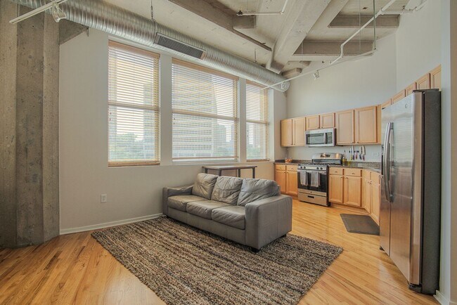 Building Photo - 2107 Grand Ave
