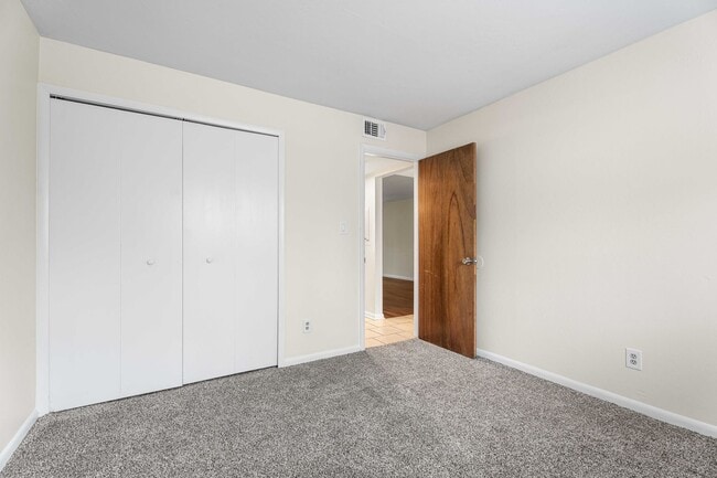 Building Photo - Move-In Ready 2 BR/ 2BA Condo on Southside close to Truman