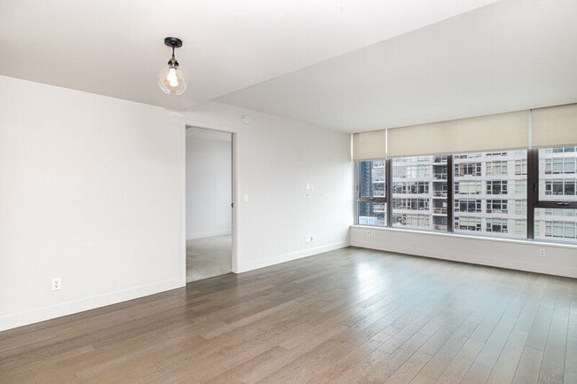 Building Photo - 583 Bell St
