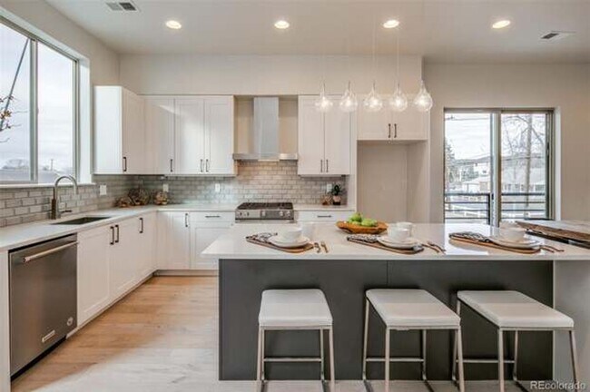 Building Photo - Beautiful Townhome in Southeast Denver