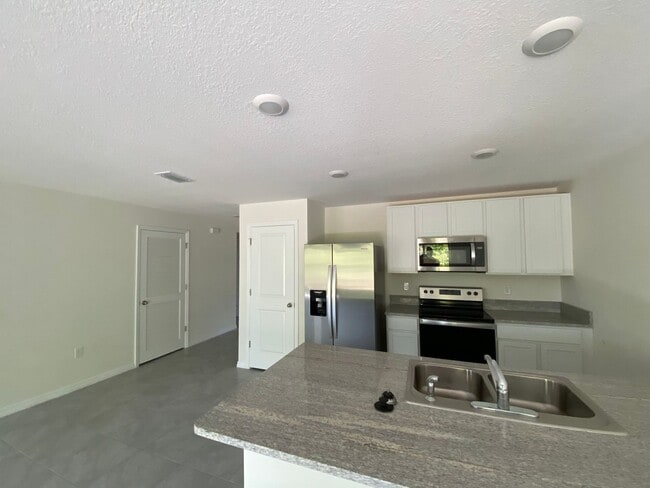 Building Photo - Desirable Lake Diamond Subdivision 4/2/2 **Won't Last*