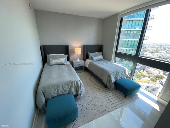 Building Photo - 4 br, 4.5 bath Condo - 650 NE 32nd St Unit...