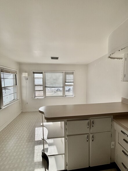 Building Photo - 522 S 10th Ave