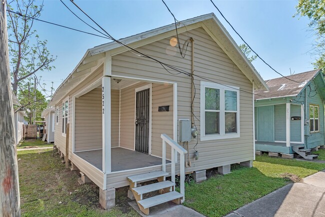 Building Photo - 2526 Campbell St