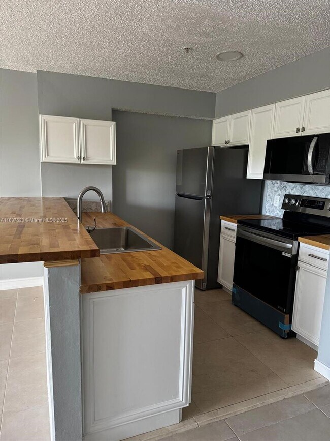 Building Photo - 450 S Park Rd