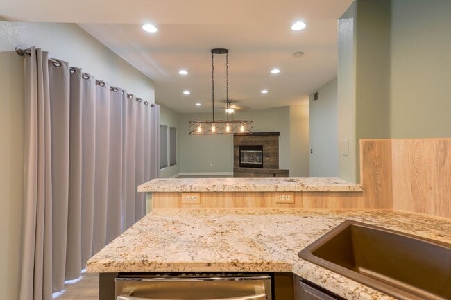 Building Photo - Beautiful 2 Bedroom With 2 Car Garage Summ...