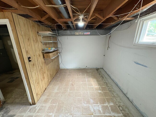 Building Photo - Spacious Home with Attached Garage & Fenced Backyard