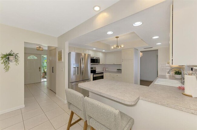 Building Photo - 2221 Pine View Cir