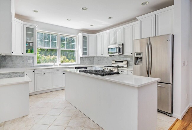 Building Photo - 528 Wainscott NW Rd