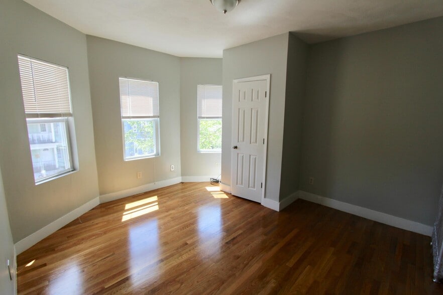 Building Photo - 109 Pleasant St