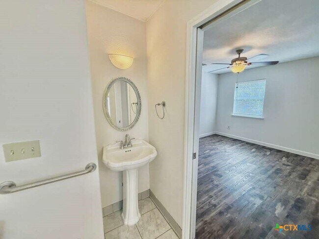 Building Photo - 103 Crestview Dr