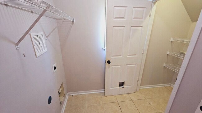 Building Photo - Prestigious 3 Bedroom Home!!!