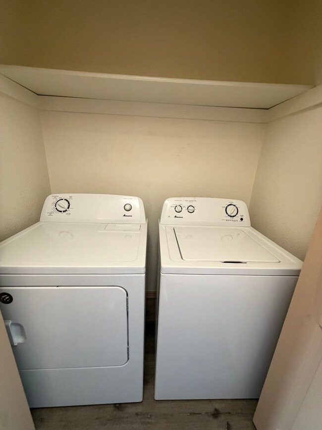 Building Photo - Southgate Triangle - 2 Bed - 1 Bath *Exterior Improvements Underway*