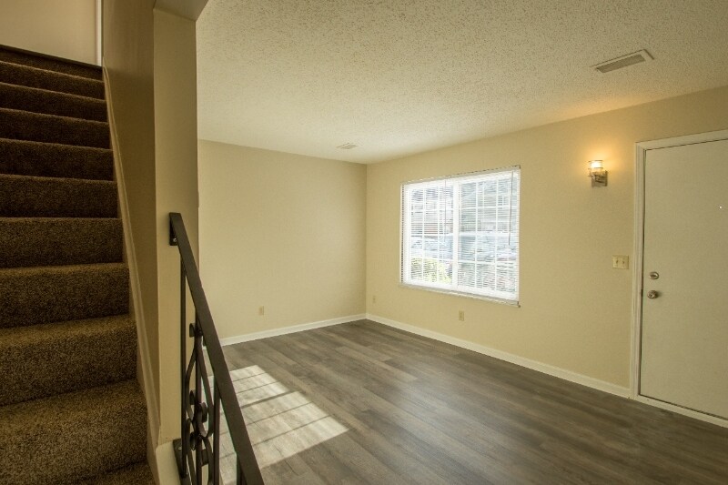 Building Photo - 221 Peppertree Ln