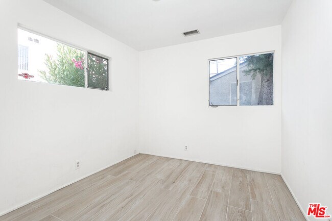 Building Photo - 1210 S Bedford Dr