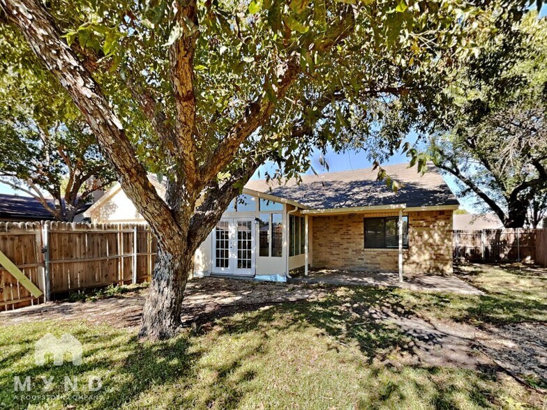 Building Photo - 325 Hemlock Dr