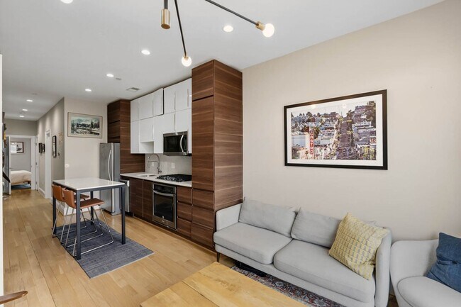 Building Photo - Mt Vernon Square Penthouse Condo