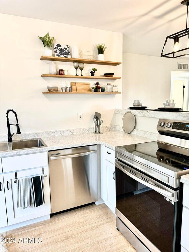 Building Photo - 1916 E Inverness Ave