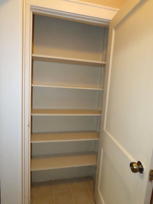 Building Photo - Charming 1 Bedroom, 1 Bath Upstairs Apartment