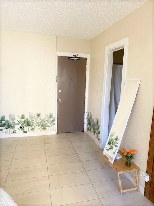 Building Photo - Studio near Waikiki Beach