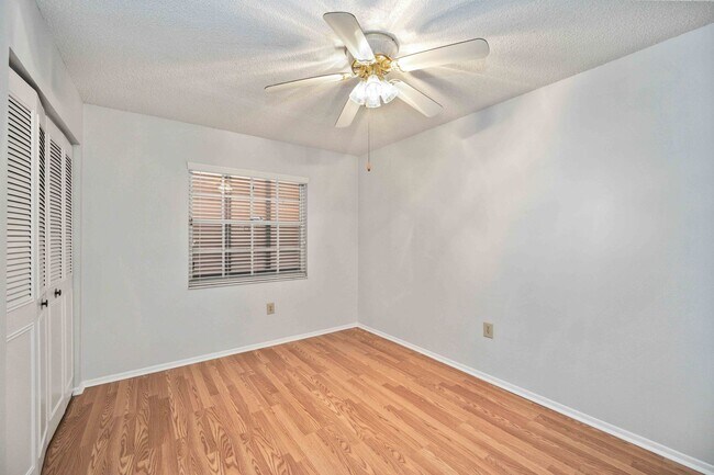 Building Photo - Beautiful Must See!! 3/2 Plus Sunroom & Garage!!  Gated Community!!