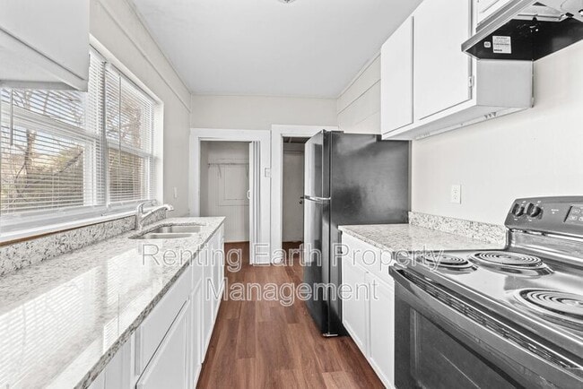 Building Photo - 603 12th Ave