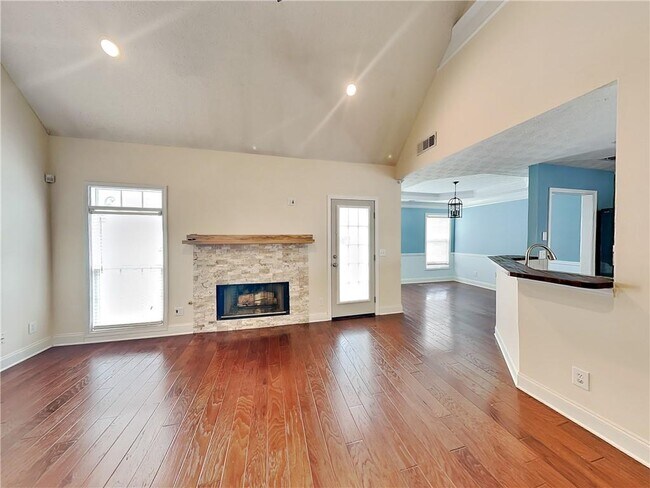 Building Photo - 17 Derby Way NE