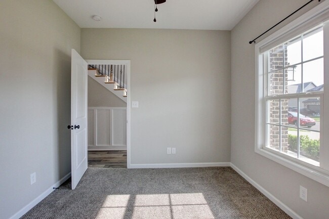Building Photo - Huge 5 bed 3 ba.  Gorgeous House Near Post...