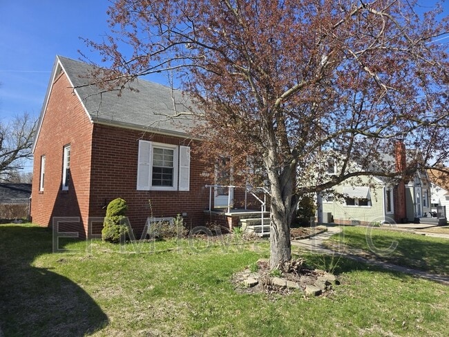 Building Photo - 511 23rd St NE