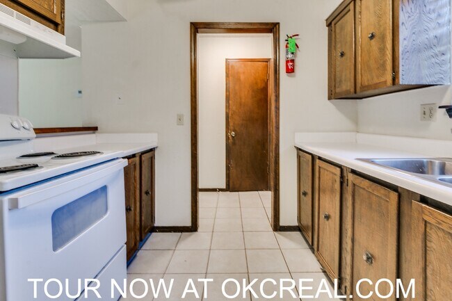 Building Photo - 1215 Lakecrest Dr