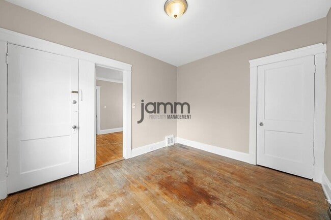 Building Photo - 1695 Glenmont Lower
