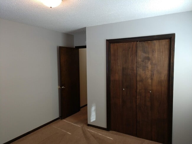 Building Photo - 2 Bedroom Duplex located on East Side of MHK!