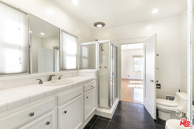 Building Photo - 143 S Mansfield Ave