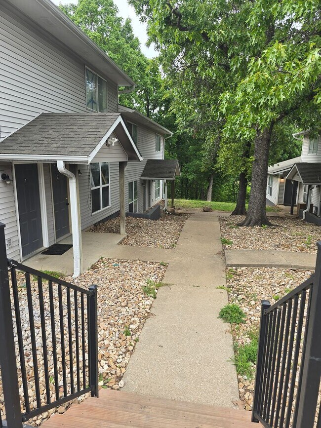 Building Photo - Long Term - 12 Month Lease! Available Now! 2 Bed/1.5 Bath Two Story Townhouse Osage Beach