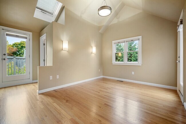 Building Photo - 10 Eustis St