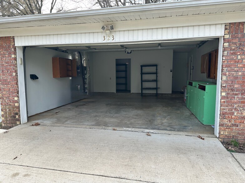 Building Photo - 323 Lance Cir