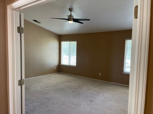 Building Photo - Fresh and Modern 4-Bedroom Home