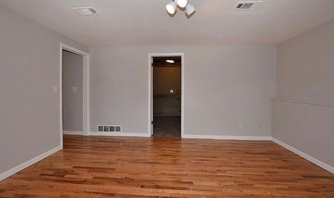 Building Photo - 325 N Roosevelt Ave
