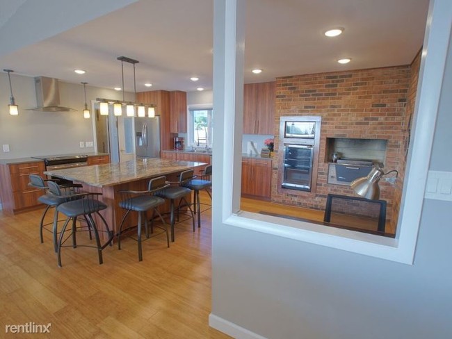 Building Photo - 3 br, 3 bath House - 600 S. State St.
