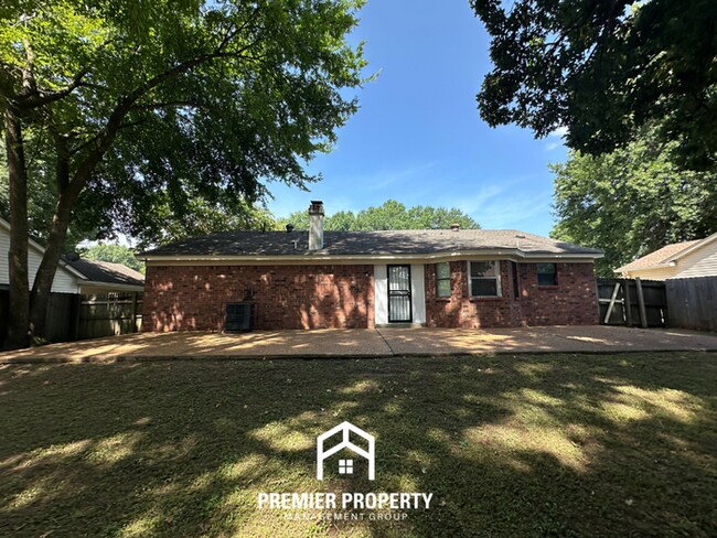 Building Photo - Move-In Ready 3BR Home in 38141 - Sunny Bay Window, Attached Garage & Fenced Yard