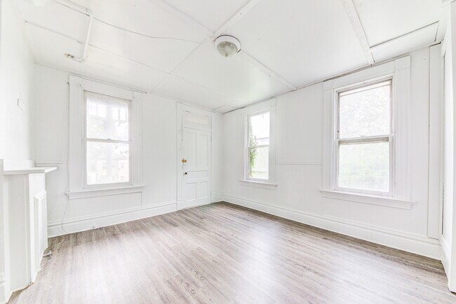 Building Photo - 15 St Thomas St