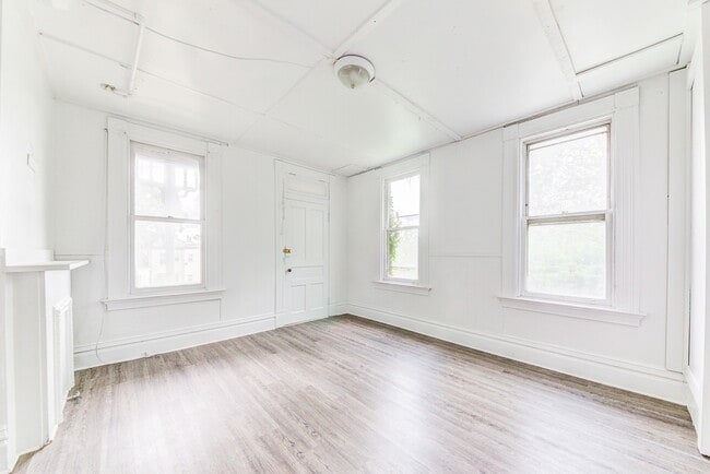 Building Photo - AVAILABLE AUGUST 2026 - Spacious Renovated 4 Bedroom, 1.5 Bath Home w/ AC!