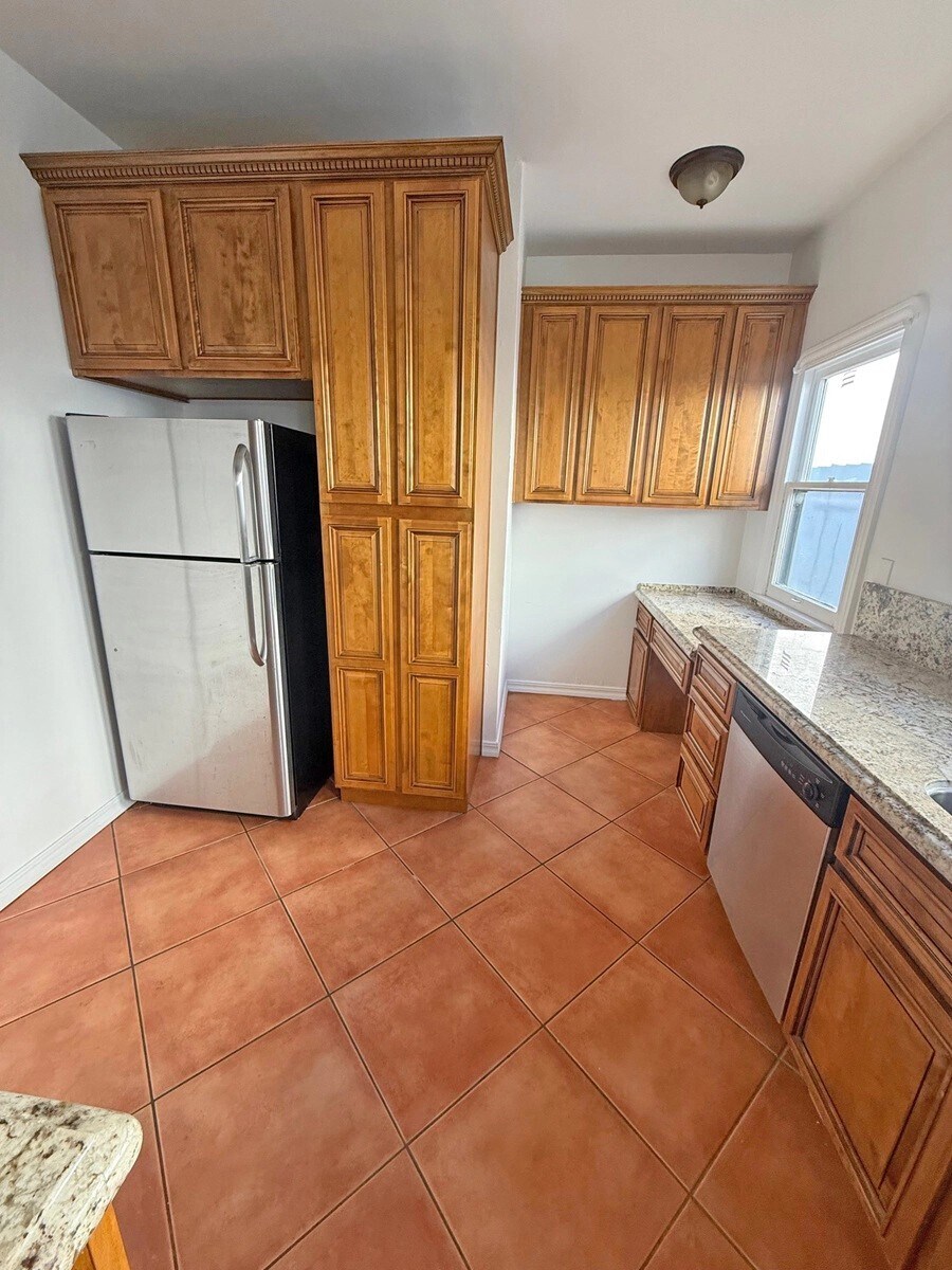 Building Photo - 335 N Orange Grove Ave