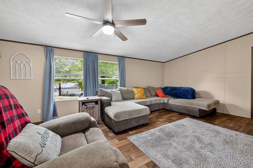 Building Photo - 122 Gibson St