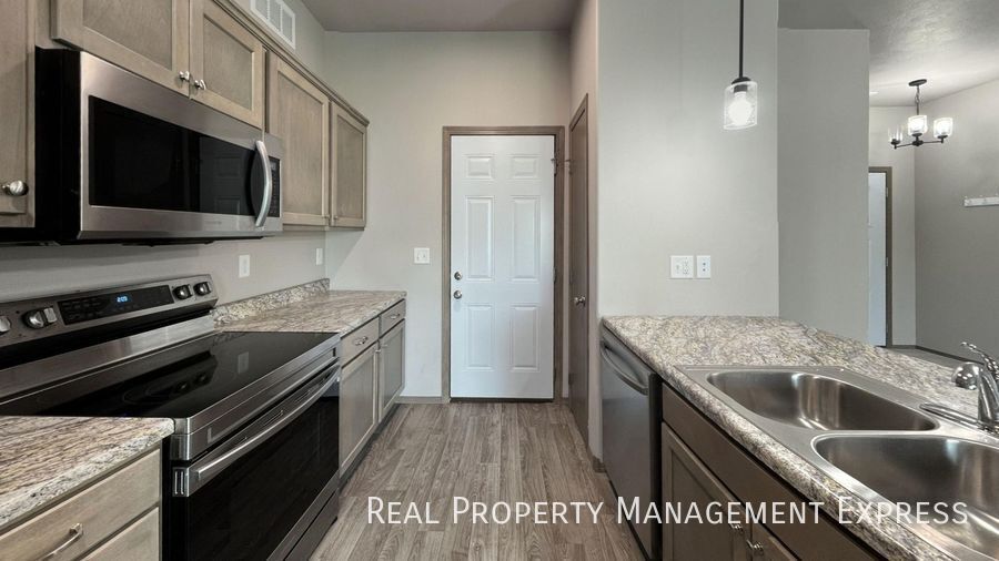 Building Photo - 3 Bed 2.5 Bath Townhome