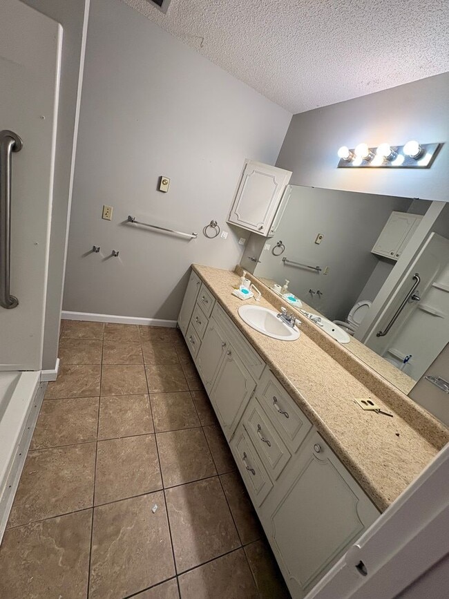 Building Photo - 1303 E Division St