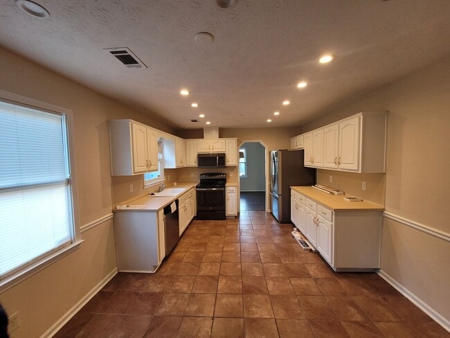 Building Photo - 4 bedroom 2 bath